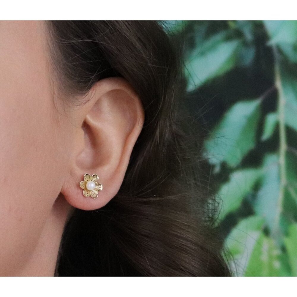 14k Yellow Gold Freshwater Seed Pearl Flower Earrings Stud Post 3/8" - Picture 4 of 7